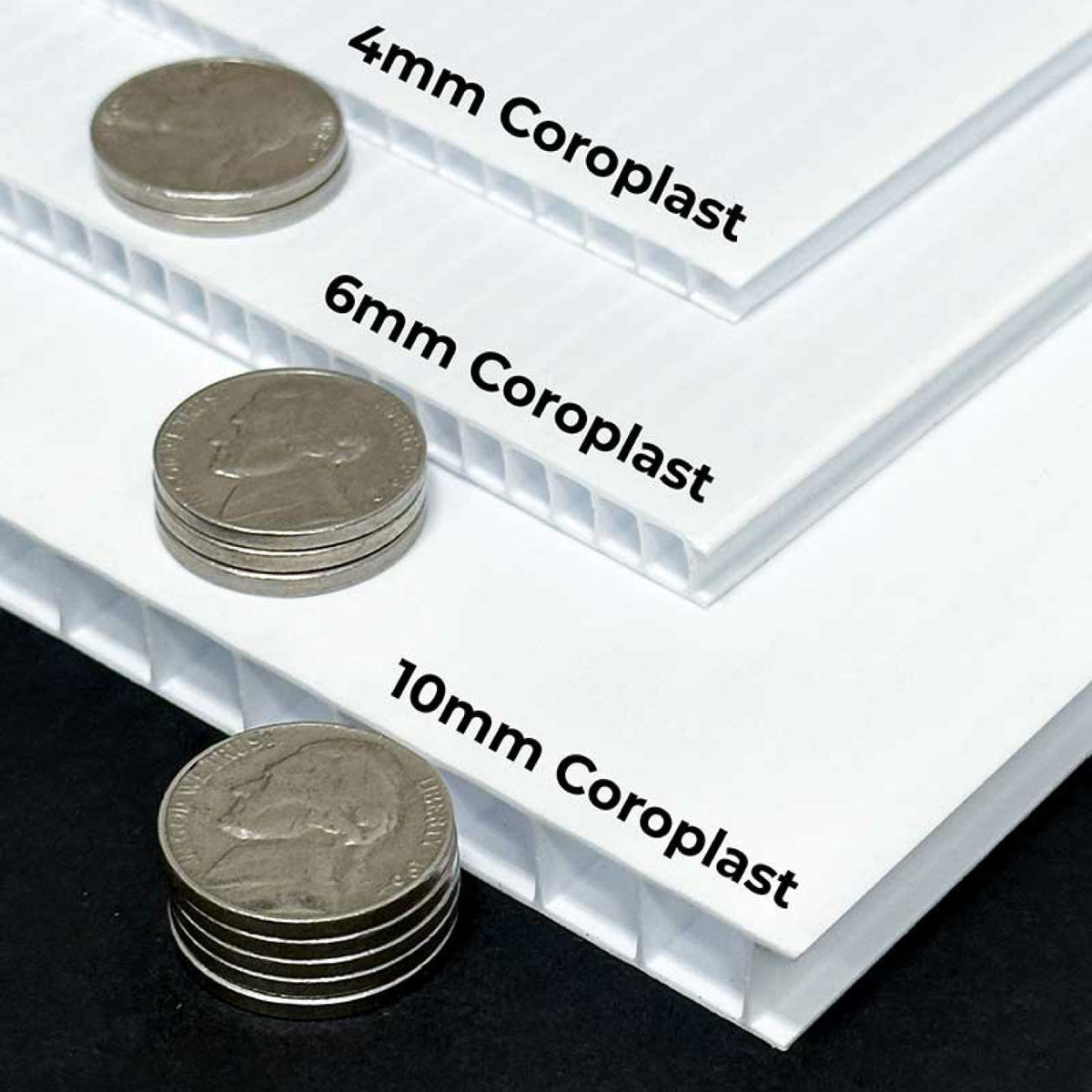 WHITE CORRUGATED PLASTIC COROPLAST SHEETS IN 4MM, 6MM, AND 10MM THICKNESSES, STACKED ON A DARK SURFACE WITH COINS SHOWING THE DIFFERENCE IN MATERIAL THICKNESS.